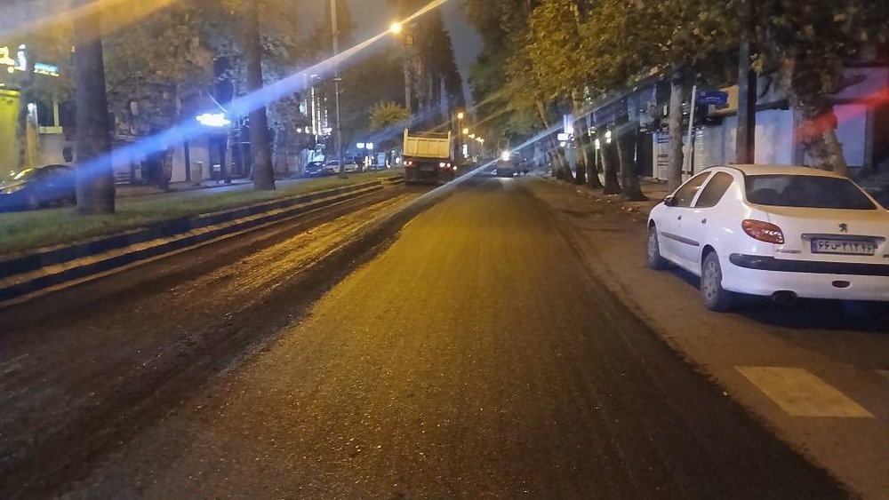 آسفالت‌تراشی و اجرای روکش مکانیزه آسفالت در خیابان مطهری رشت