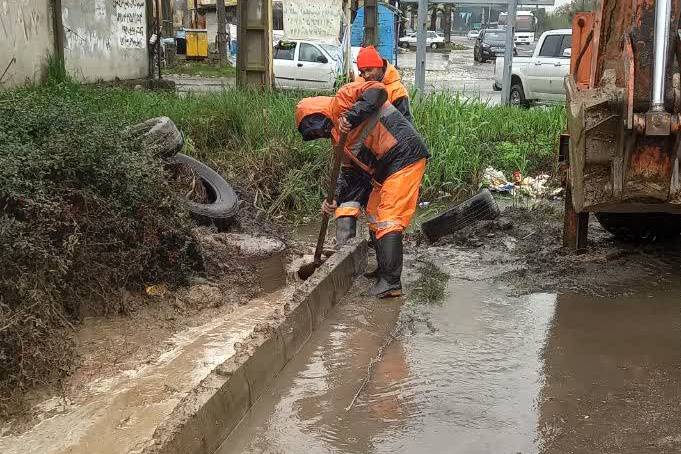 
	تلاش اکیپ‌های اجرایی برای رفع آبگرفتگی و انسداد معابر در مناطق پنجگانه رشت
