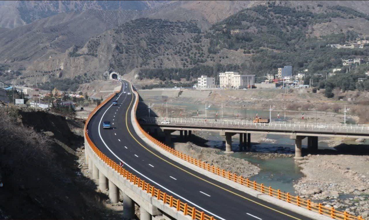 انسداد آزاد راه منجیل به رودبار/ رانندگان از مسیر جایگزین تردد نمایند