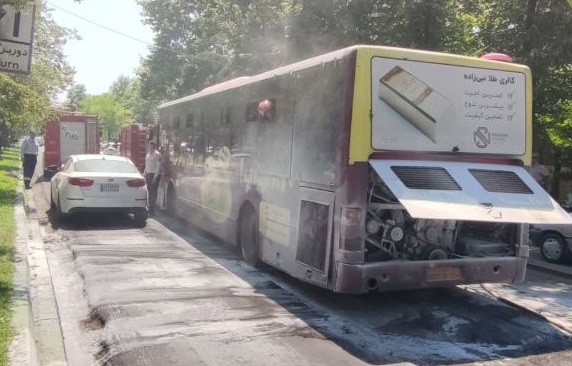 ماجرای آتش سوزی اتوبوس شرکت واحد رشت و توضیحات شهرداری